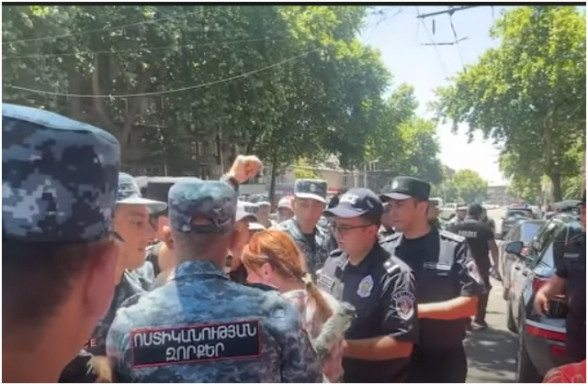 Լարված իրավիճակ Հերացի փողոցում, անհետ կորածների ծնողերը ճանապարհը փակեցին (տեսանյութ)